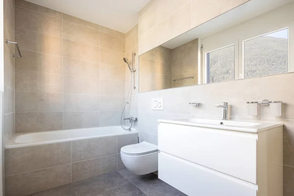 Moderno baño mínimo con bañera de azulejos grandes — Foto de Stock