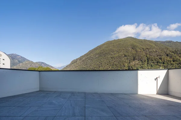 Gran terraza con grandes baldosas de mármol con vistas a la colina suiza — Foto de Stock