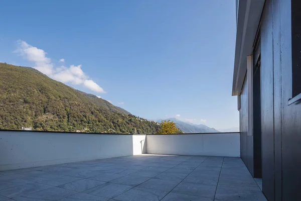 Grande terrazza con grandi piastrelle di marmo con vista sulla collina svizzera — Foto Stock