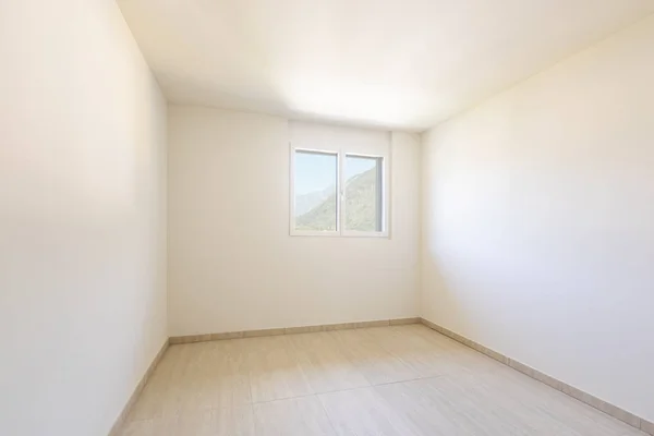 Tomma rum med vita väggar och travertigolv. — Stockfoto