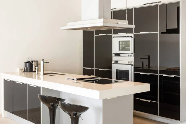 Detalle moderno de cocina blanca y negra con isla y taburetes — Foto de Stock