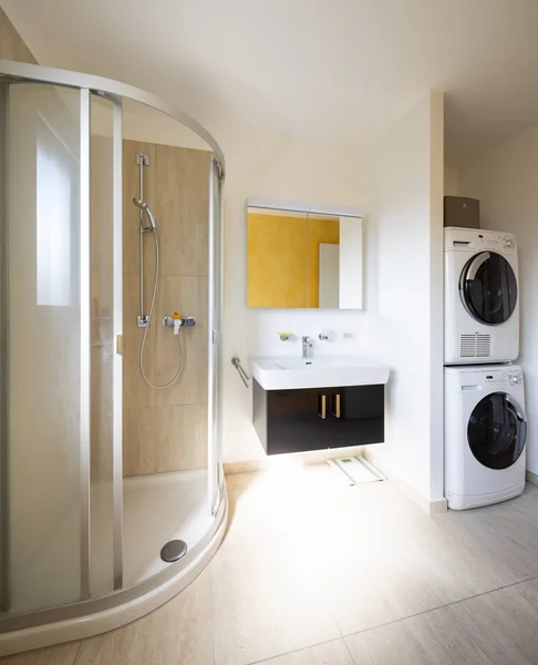 Baño moderno con ducha, lavabo negro, lavadora y secadora — Foto de Stock