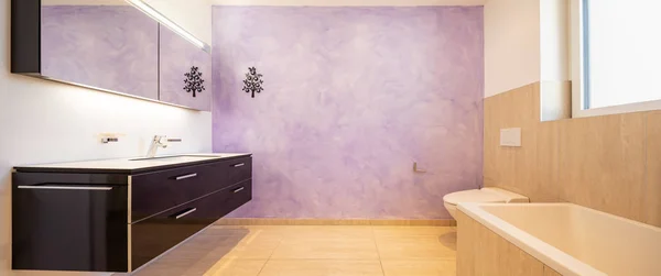 Bagno con lavabo nero moderno e parete lilla — Foto Stock