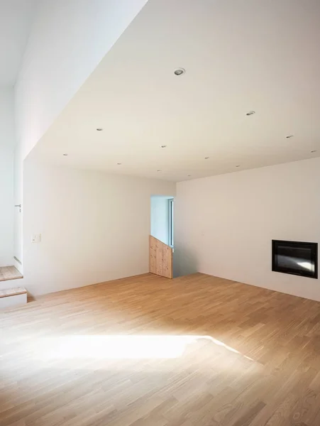 Chambre blanche vide avec parquet rugueux, cheminée et projecteurs — Photo