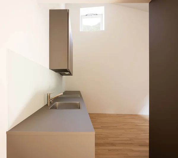 Vista frontal de la cocina moderna con lavabo y ventana con vistas — Foto de Stock