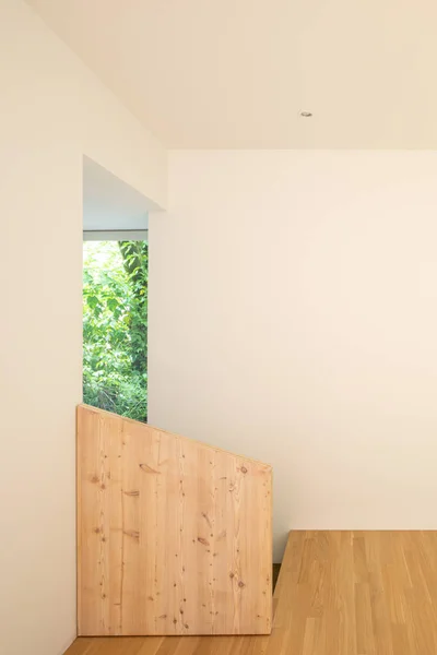 Vue de face et détail d'entrée avec parapet en bois brut et parquet — Photo