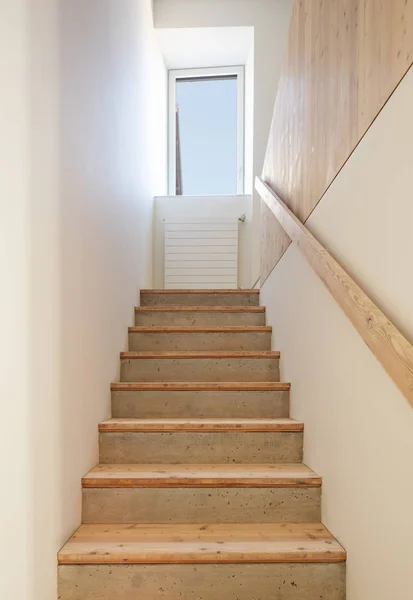 Front view of stairs in raw wood. At the top of the staircase th — Stockfoto