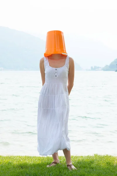 Jonge Vrouw Staat Bij Het Meer Met Een Oranje Emmer — Stockfoto