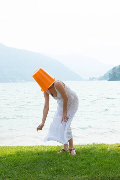 Jeune Femme Debout Bord Lac Avec Seau Orange Sur Tête — Photo