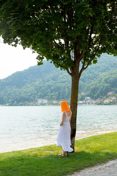 Joven Mujer Pie Junto Lago Con Cubo Naranja Cabeza Vestido — Foto de Stock