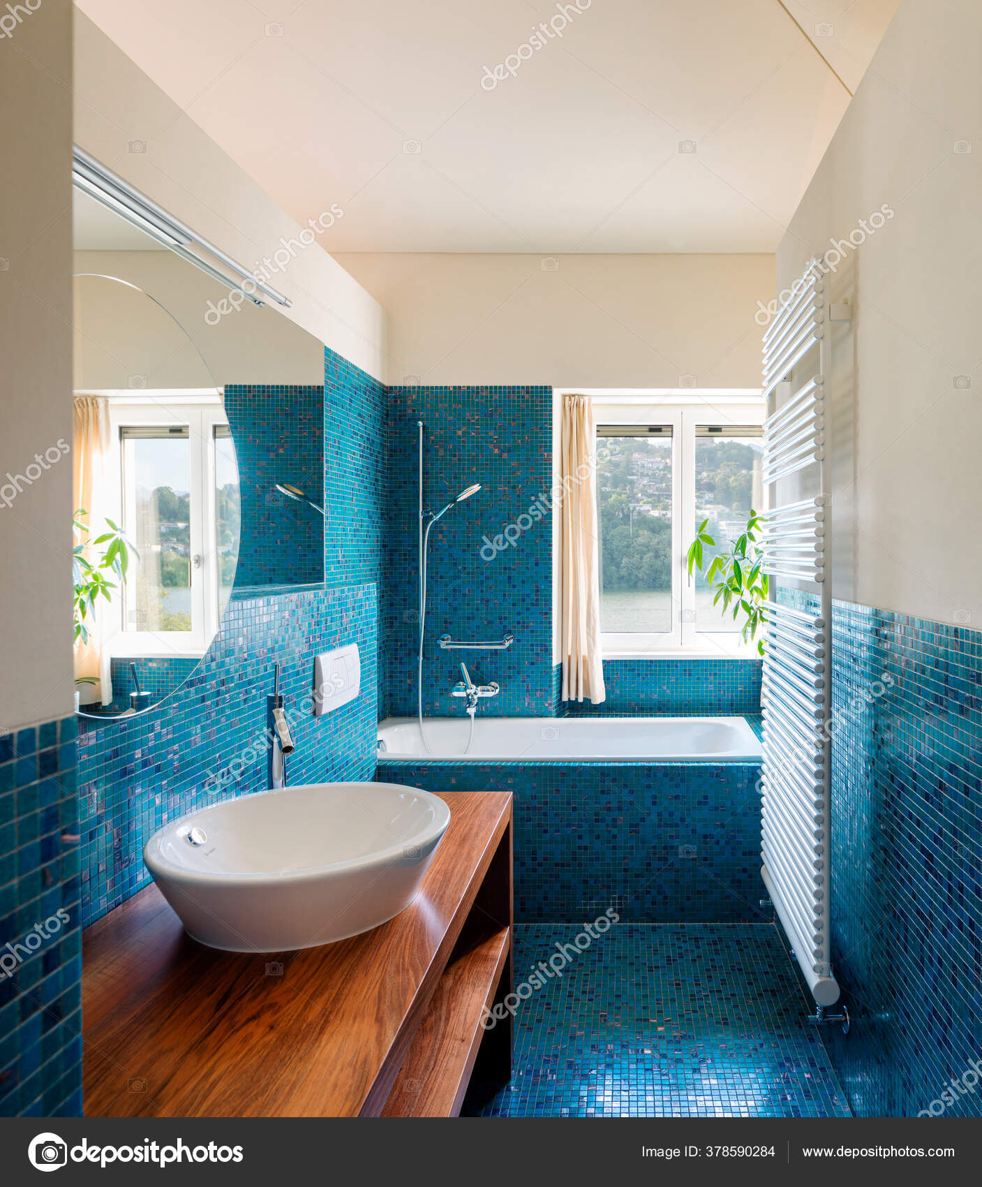 modernes blaues badezimmer mit blick auf die natur niemand drinnen