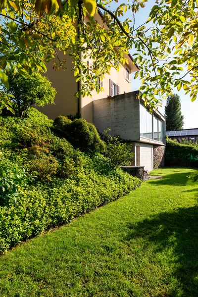 Belle Maison Milieu Verdure Avec Une Connexion Moderne Béton Armé — Photo