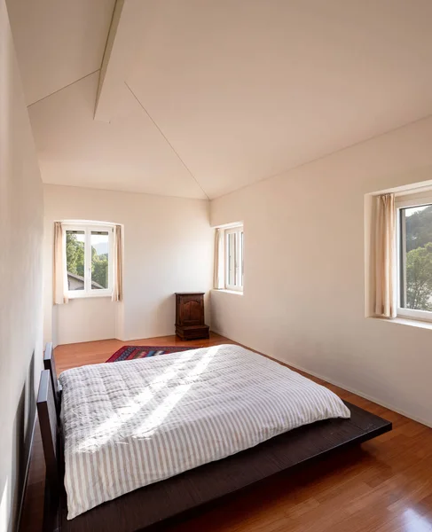 Intérieur Une Chambre Minimale Avec Seul Lit Faisceau Lumière Entrant — Photo