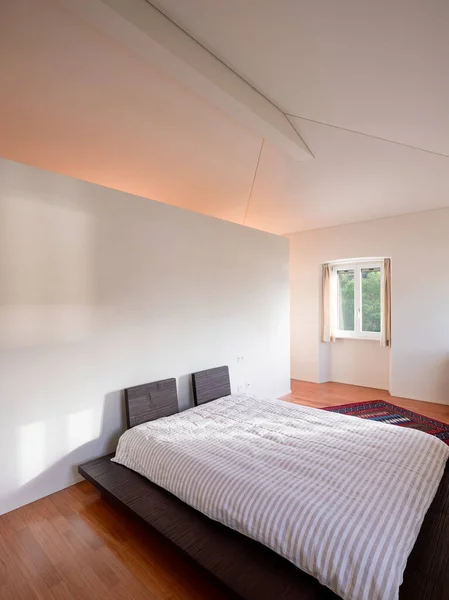 Interior Dormitorio Mínimo Con Solo Una Cama Haz Luz Entrando — Foto de Stock