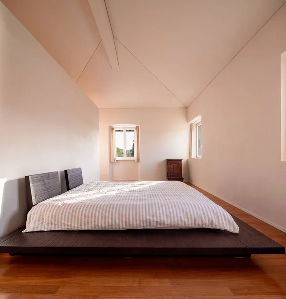 Minimum Yatak Odasının Içinde Sadece Bir Yatak Odası Bir Işık — Stok fotoğraf