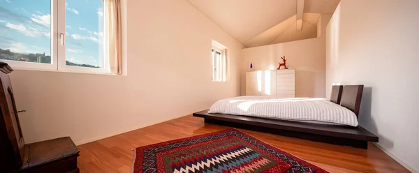 Minimum Yatak Odasının Içinde Sadece Bir Yatak Odası Bir Işık — Stok fotoğraf