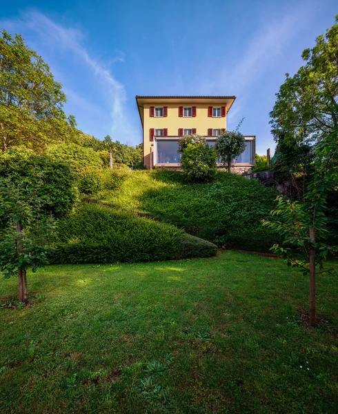 Hermosa Casa Medio Vegetación Con Una Moderna Conexión Hormigón Armado —  Fotos de Stock