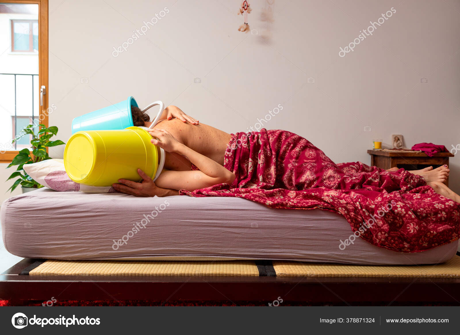 Junges Paar Bett Mit Einem Eimer Auf Dem Kopf Sie Stockfotografie Lizenzfreie Fotos C Zveiger 378871324 Depositphotos