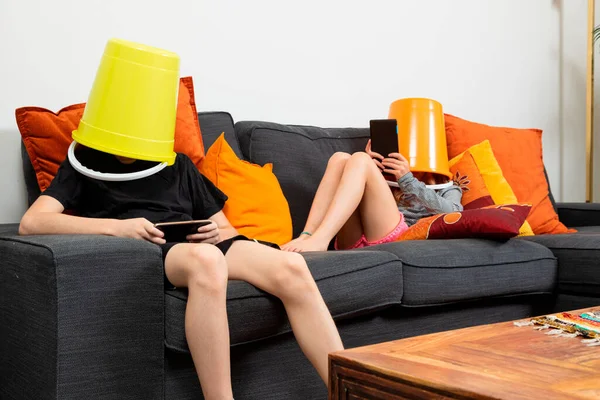 Hermano Hermana Sentados Sofá Casa Con Cubo Cabeza Jugando Con — Foto de Stock