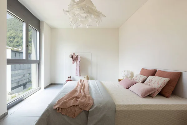 Interior Dormitorio Doble Elegante Mantas Almohadas Coloridas Estante Secado Ropa —  Fotos de Stock