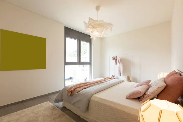 Interior Dormitorio Doble Elegante Mantas Almohadas Coloridas Estante Secado Ropa —  Fotos de Stock