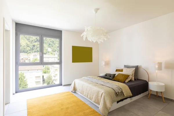 Interior Dormitorio Doble Elegante Mantas Almohadas Coloridas — Foto de Stock