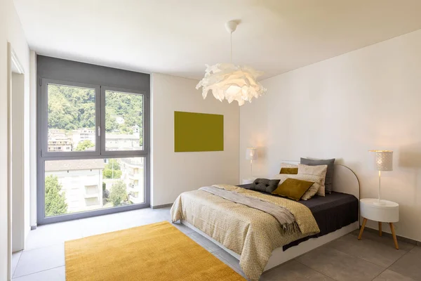 Interior Dormitorio Doble Elegante Mantas Almohadas Coloridas —  Fotos de Stock