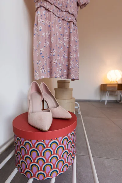 Chaussures Sur Dessus Une Boîte Carton Coloré Dans Une Chambre — Photo