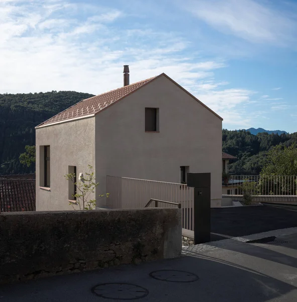 Spartanisches Haus Von Hinten Gegenlicht Gesehen Neues Und Nüchternes Schweizer — Stockfoto