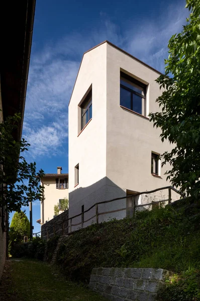 Casa Unifamiliar Cielo Azul Hay Espacio Para Texto —  Fotos de Stock