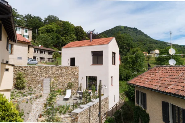 Kleines Rustikales Landhaus Außen Herum Niemand Herum Und Schweizer Lineararchitektur — Stockfoto