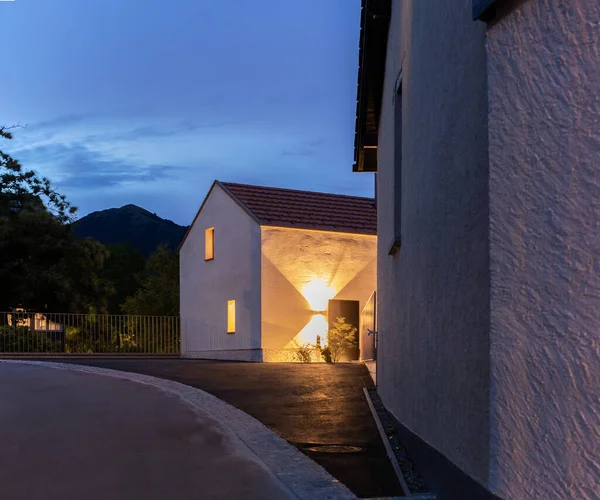 Tek Aile Evi Akşamları Dış Görünüşü Küçük Bir Sviçre Köyünde — Stok fotoğraf