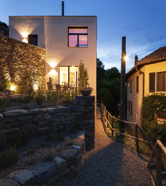 単一家族の家は 外の夜に見られる スイスの小さな村にある一戸建て — ストック写真