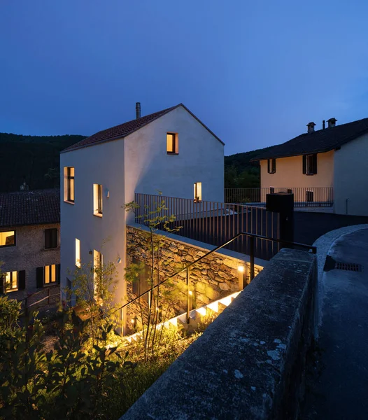 Casa Unifamiliare Esterno Visto Sera Casa Unifamiliare Piccolo Villaggio Svizzero — Foto Stock