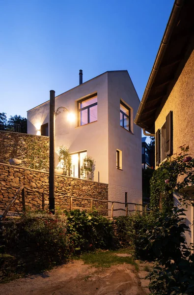 一个家庭的房子 外面可以看到在晚上 瑞士一个小村庄的单身家庭住房 — 图库照片