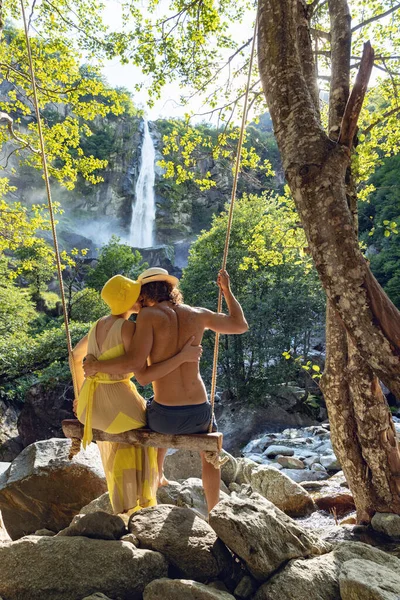 Genç Çift Ormanda Salıncakta Sallanıyor Çok Romantik Bir Durum Yaz — Stok fotoğraf
