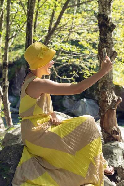 Gyönyörű Erdőben Egy Sárga Ruhában Egy Telefonnal — Stock Fotó