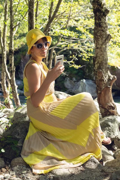 Gyönyörű Erdőben Egy Sárga Ruhában Egy Telefonnal — Stock Fotó