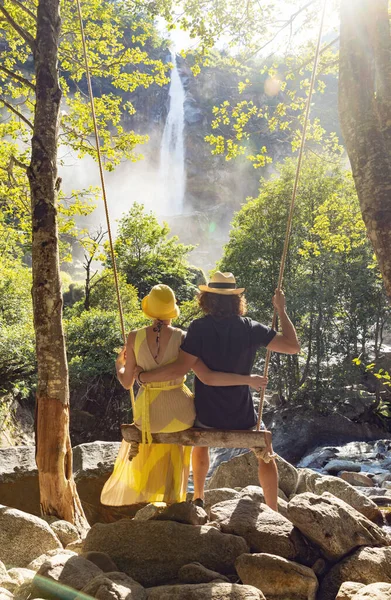 Genç Çift Ormanda Salıncakta Sallanıyor Çok Romantik Bir Durum Yaz — Stok fotoğraf