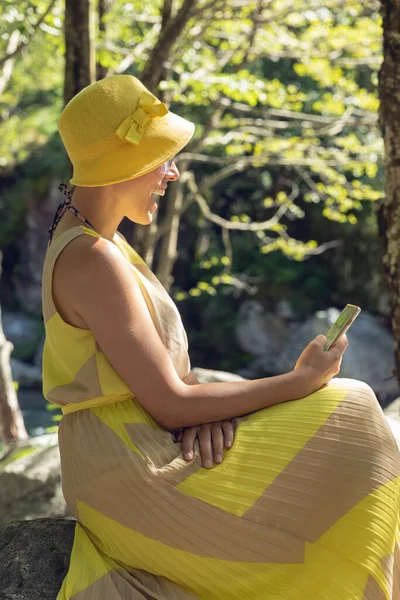 Vacker Kvinna Sitter Skogen Med Gul Klänning Och Telefon — Stockfoto