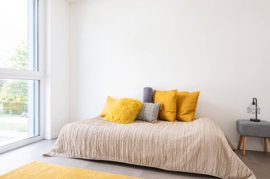 Yatağı, yan yatağı ve bir sürü yastığı olan güzel bir yatak odası. Büyük beyaz duvarlı yatağın ayrıntıları. Kopya alanı için mükemmel. Çok romantik bir oda. Kavram