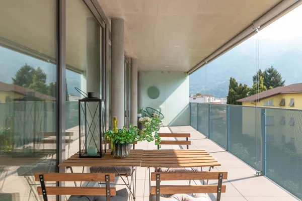 Moderne Hausterrasse Mit Holztisch Und Stühlen Ein Keimling Eine Flasche — Stockfoto
