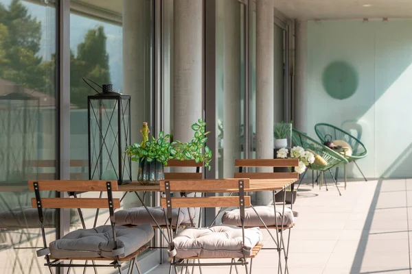 Terraço Moderno Com Mesa Madeira Cadeiras Uma Muda Uma Garrafa — Fotografia de Stock