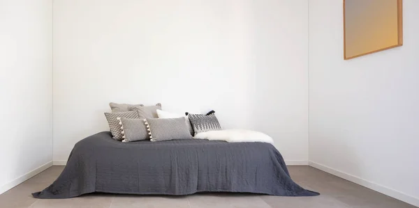 ベッドと枕がたくさんある素敵なベッドルーム 大きな白い壁を持つベッドの詳細は コピースペースに最適です 非常にロマンチックな部屋 コンセプト — ストック写真