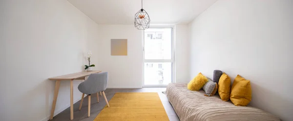Bonito Dormitorio Con Escritorio Silla Cama Una Gran Cantidad Luz — Foto de Stock