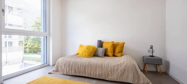 Nice Bedroom Bed Sidetable Lots Pillows Detail Bed Large White — Stock Photo, Image