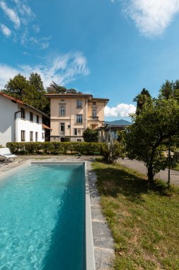 Güneşli bir yaz gününde yüzme havuzlu eski bir villa. İçeride kimse yok.