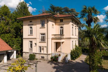 Güneşli bir yaz gününde büyük bir bahçesi olan büyük ve eski bir villa.