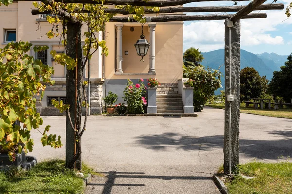 Ancient Villa Entrance Stone Porch Wooden Logs Nobody Sunny Summer — Stock Photo, Image