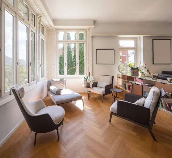 Sala Estar Para Conversa Com Poltronas Chaise Longue Janelas Brilhantes — Fotografia de Stock